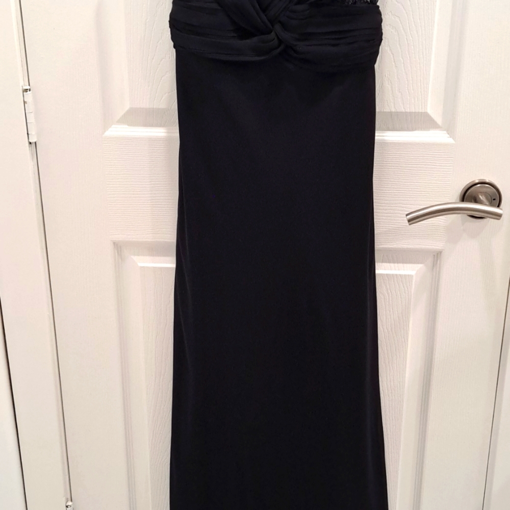 Beautiful lacey black gown, size 36  Vera Mont.